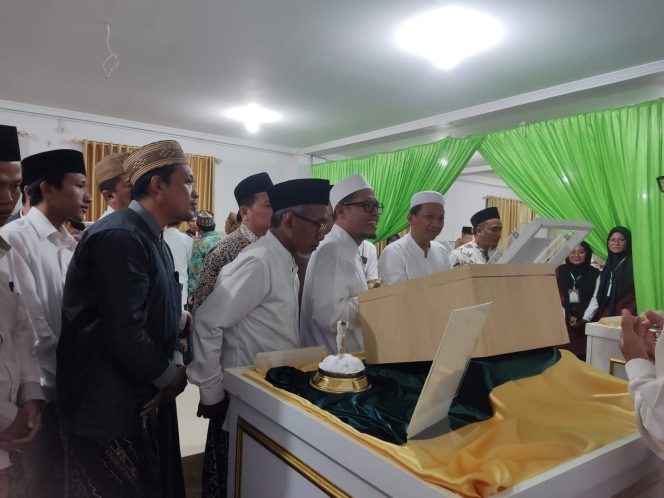 
 Menguji Keaslian Artefak Peninggalan Rasulullah