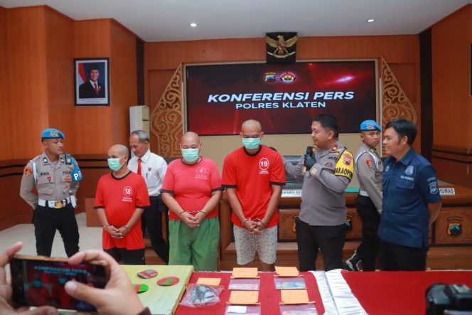 
 Polres Klaten Gerebek Judi Dadu di Hajatan Wayang Kulit, Tiga Pelaku di Tangkap