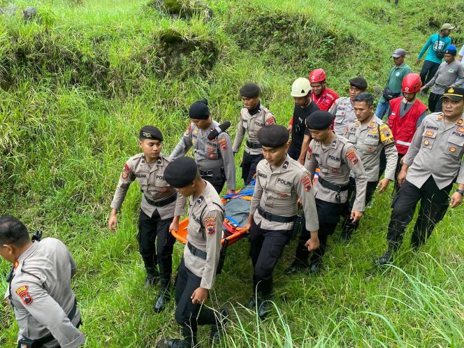 
 Polres Klaten Bersama Tim Gabungan Berhasil Evakuasi Mahasiswa UNY  Yang Jatuh Ke Jurang