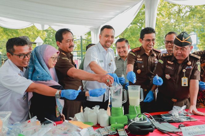 
 Berantas Mirasantika : Plh Bupati Klaten Bersama Kajari Musnahkan Barang Bukti Perkara Inkracht