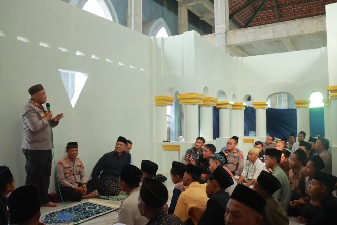 
 Kapolres Klaten Serahkan Pelajar Yang di Bina di Pondok Pesantren Kembali Ke Orang Tua