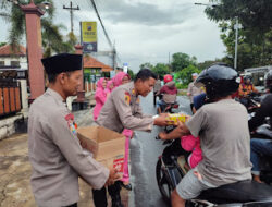 Wujud Kepedulian di Bulan Ramadhan, Polsek Karanganom Gelar Pembagian Takjil Untuk Pengguna Jalan