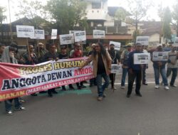 Anggota DPRD Klaten Terlibat Perselingkuhan, Puluhan Massa Geruduk Kantor Dewan Tuntut Sanksi Dan Pencopotan