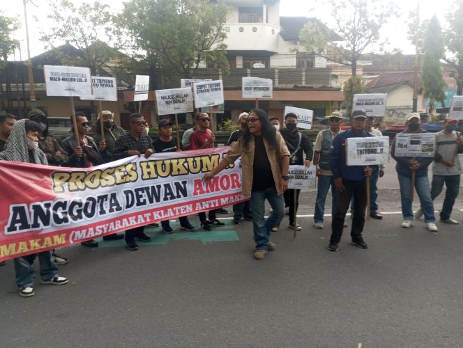 
 Anggota DPRD Klaten Terlibat Perselingkuhan, Puluhan Massa Geruduk Kantor Dewan Tuntut Sanksi Dan Pencopotan