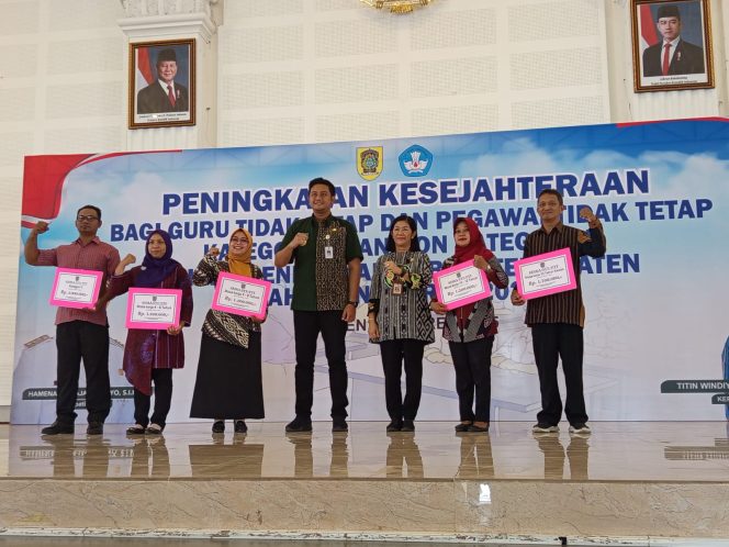
 Jelang Lebaran 1.500 Guru Tidak Tetap di Klaten Terima Uang Kesejahteraan
