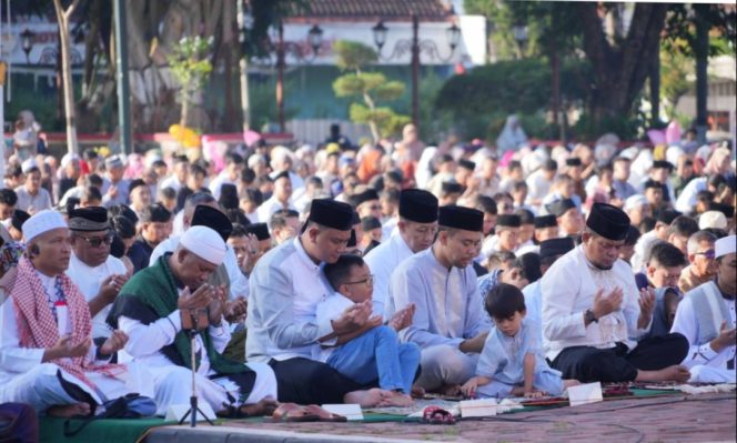 
 Ribuan Warga Antusias Ikuti Salat Idul Fitri di Alun-alun Klaten