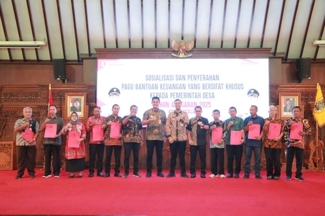 
 Bupati Klaten Serahkan Pagu Bantuan Keuangan Khusus, Wujud Empati Kepada Pemerintah Desa  TA 2025