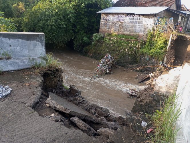 
 Curah Hujan Tinggi di Klaten, Sebabkan Jembatan Desa Babadan Hanyut Diterjang Banjir
