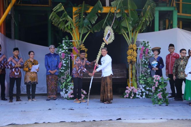 
 Kirab Pengantin Tebu Tandai Musim Giling Telah Tiba, Bupati Sam’ani Dukung Kabupaten Kudus Swasembada Gula