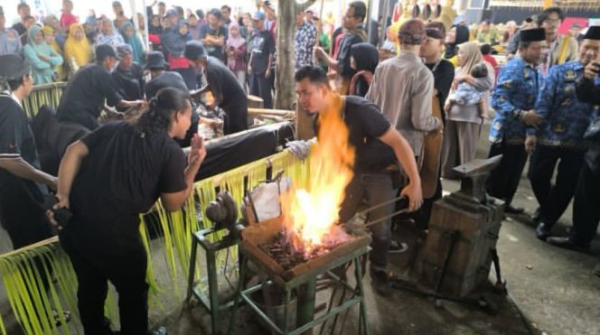 
 Masyarakat Desa Kranggan Perkenalkan Profesi Dan Keterampilan Pandai Besi, Festival Gandon Kyai Korip  di Gelar