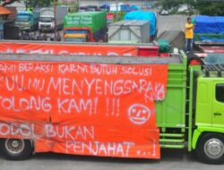 Aksi Protes Sopir Yang Tergabung GSJT Terkait Kebijakan ODOL Melakukan Orasi Di Kudus