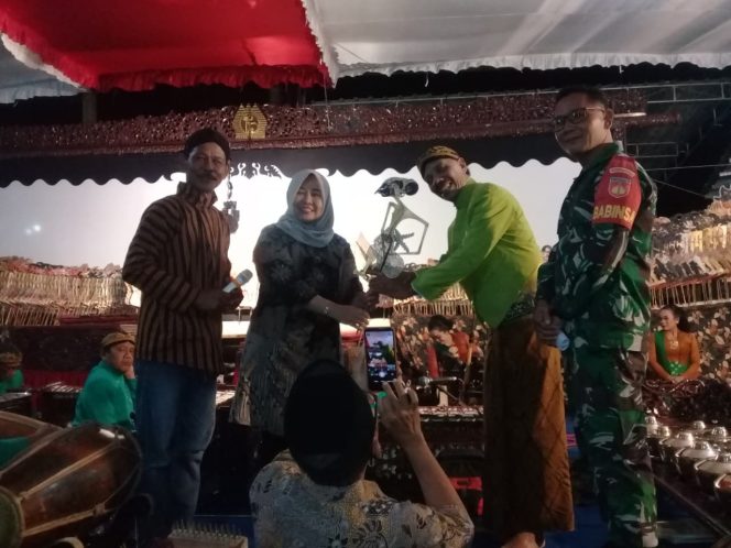 
 Peringati 1 Suro, Dukuh Ketos Asri Juwiran Gelar Wayang Kulit