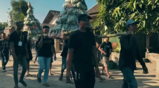 
 Semarak Kirab Gunungan Hasil Bumi dan Pertunjukan Wayang Kulit Bersih Dusun Desa Jelobo