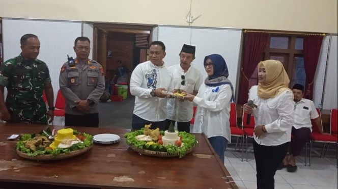 
 Agus Sunyata Camat Jatinom : Resmi Buka Perayaan Tradisi Sebaran Apem Yaa Qowwiyu 2025