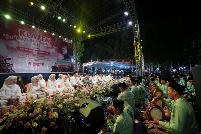 
 Sambut HUT RI ke-80 Warga Khusyuk Berdoa Bersama di Acara Klaten Berdzikir dan Bersholawat