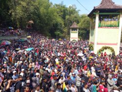 Kemeriahan Budaya Tradisi Sebaran Apem Yaa Qowwiyuu Jatinom : Puluhan Ribu Warga Tumpah Ruah Ngalap Berkah