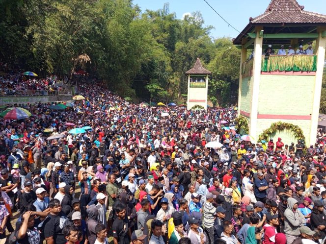 
 Kemeriahan Budaya Tradisi Sebaran Apem Yaa Qowwiyuu Jatinom : Puluhan Ribu Warga Tumpah Ruah Ngalap Berkah