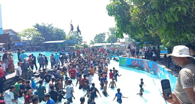 
 Umbul Pelem Sebar Uang Dan Kaos : Rayakan HUT Ke – 80 Tahun Indonesia Merdeka