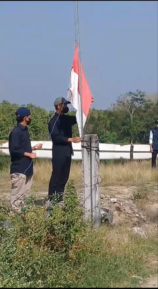 
 Prihatin Sampah, Massa Ampera dan Warga Gelar Upacara Bendera di Lingkungan TPA Troketon