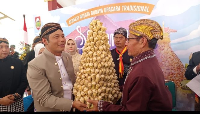 Habiskan Biaya APBD 150 JUTA : Sebaran Apem Kukus Keong Mas digelar di Pengging Banyudono, Warga Ngalap Berkah