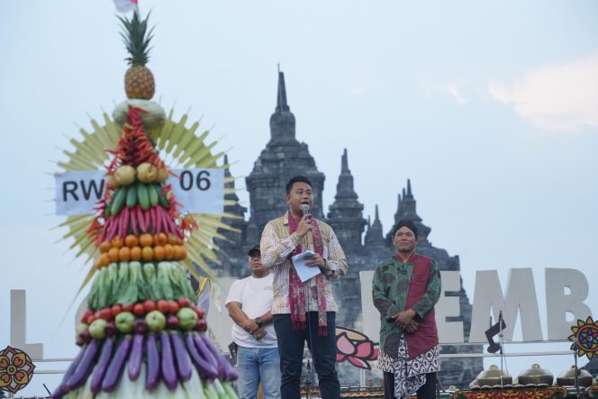 
 Semarak Festival Candi Kembar ke-6, Delapan Gunungan Hasil Bumi Jadi Simbol Guyub Masyarakat Usung Pariwisata dan Budaya