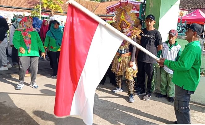 HUT RI Ke -80 : Jalan Sehat Desa Nganjat Usung Tema ” HIJAUNYA DESAKU “