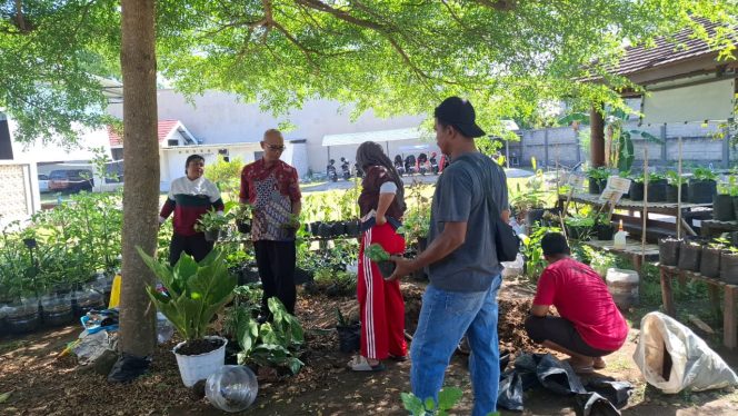 Bangun Kemandirian, Bapas Klaten Ajak Klien Dewasa Tanam Dan Rawat Tanaman Hias