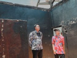 Bupati Klaten Hamenang Wajar Ismoyo Berikan Santunan Korban Kebakaran Rumah di Mireng Trucuk