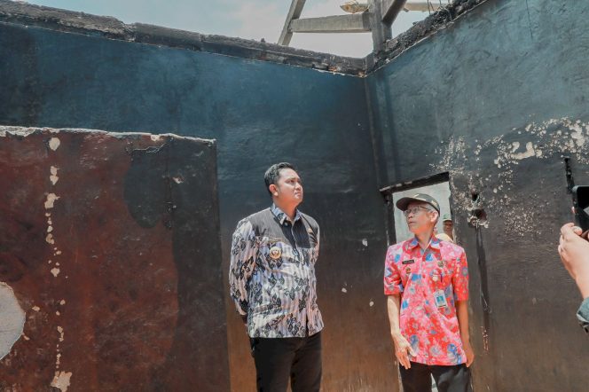 
 Bupati Klaten Hamenang Wajar Ismoyo Berikan Santunan Korban Kebakaran Rumah di Mireng Trucuk