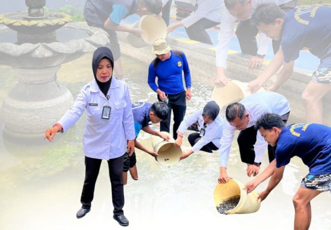 
 Wujudkan Ketahanan Pangan, Lapas Klaten Tebar 2.500 Benih Lele Untuk Bekal Kemandirian WBP