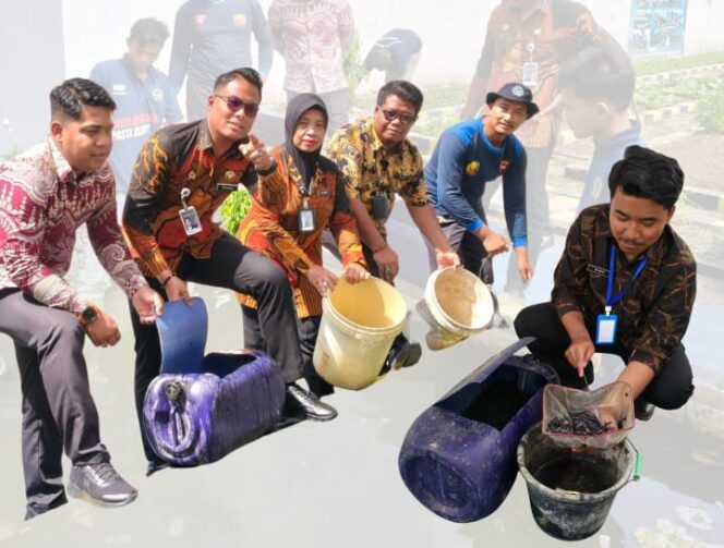 
 Dukung Ketahanan Pangan, Lapas Klaten Tebar 2000 Ekor Benih Lele