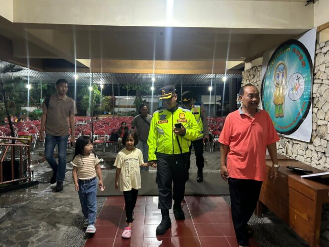 
 Kapolres Klaten Tinjau Pengamanan Gereja Jelang Natal, Pastikan Ibadah Berjalan Aman Dan Lancar