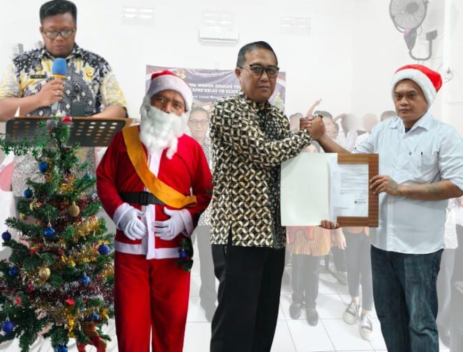 
 Lapas Klaten Serahkan Remisi NATAL 2025 Kepada Narapidana Dan Pengurangan Masa Pidana Khusus Bagi Anak Binaan