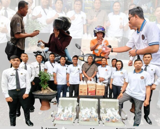 
 Lapas Klaten Sapa Pengguna Jalan Dengan Ratusan Paket Takjil :  Berbagi Kebahagian Di Bulan Suci