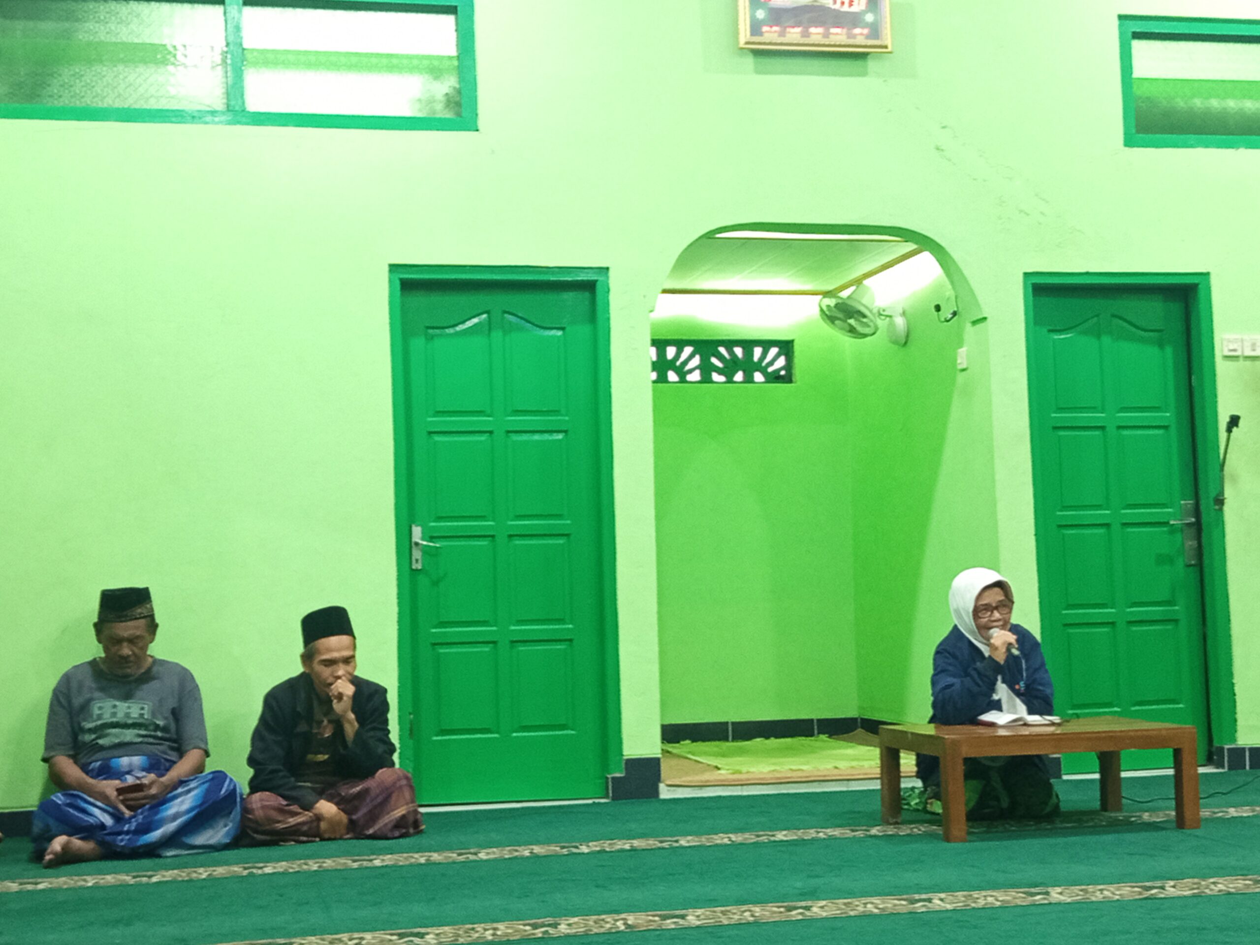 Hj. Sri Wahyuni memberikan Tausyiah kepada para jamaah yang hadir, sebelum acara BUKBER di mulai