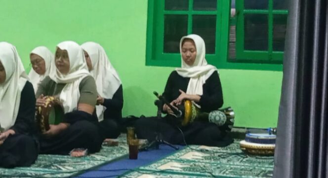 
 Malam Selikuran di Masjid Almuawwanah Dukuh Pangean Majegan : Bersama Hadroh Sabilunnajah, Zahra Gadis Berbakat Penabuh Darbuka Tampil Energik