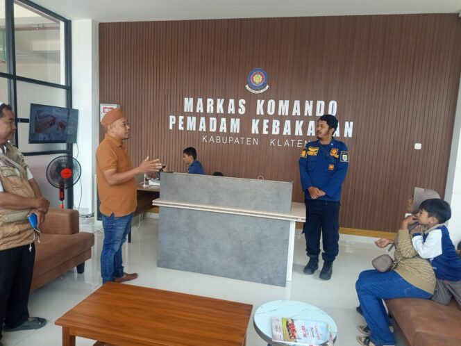 
 Bingung Dan Kecewa Uang Mereka Tidak Kunjung Cair, Nasabah PD BKK Klaten Lapor Ke MAKO DAMKAR