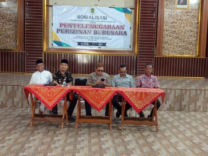 
 Bersama Anggota DPRD Klaten, Hendri Pamukas Camat Tulung Gencarkan Sosialisasi Perda : Melalui OSS Proses Perizinan Sangat Mudah